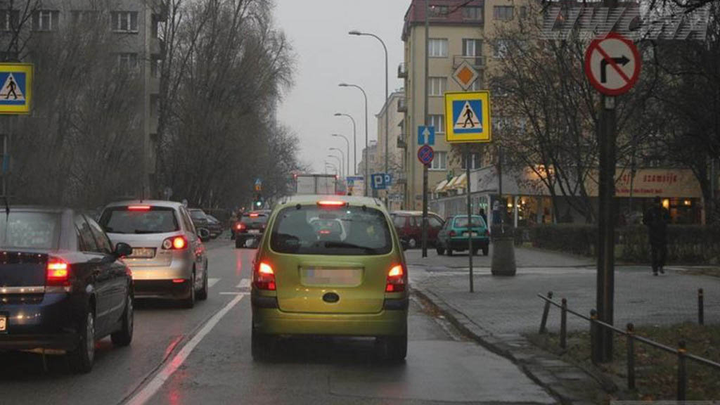 Który z wymienionych czynników ma bezpośredni wpływ na długość całkowitej drogi zatrzymania samochodu osobowego?