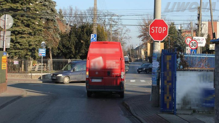 Czy na tym skrzyżowaniu dopuszczalne jest skręcenie w prawo bez uprzedniego zatrzymania się?