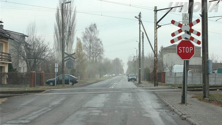 Czy w widocznej sytuacji masz prawo wjechać na przejazd kolejowy bez zatrzymania się, jeżeli nie zbliża się pojazd szynowy?