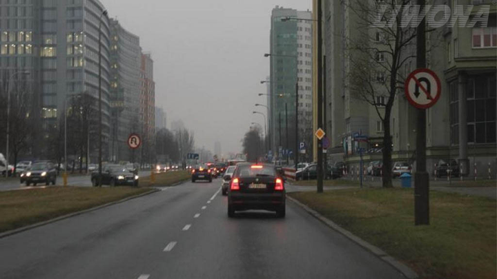 Czy w widocznej sytuacji masz prawo zawrócić na najbliższym skrzyżowaniu?