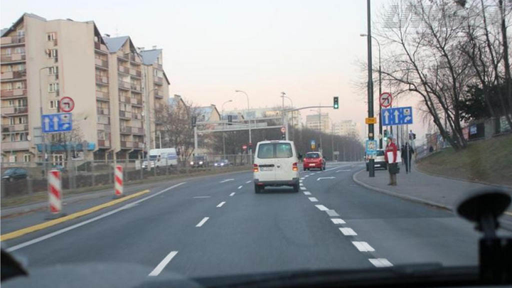 Czy w widocznej sytuacji znaki poziome na jezdni zezwalają na zmianę pasa ruchu na lewy?