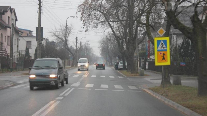 W jaki sposób oświetlają drogę przed samochodem osobowym światła mijania?