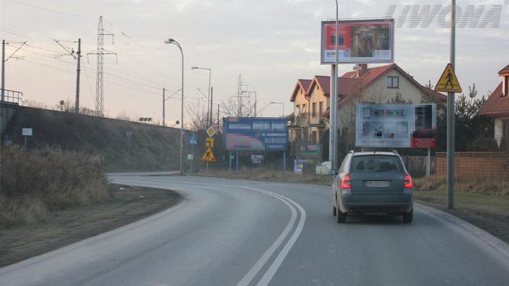 Która z wymienionych technik jazdy pasuje do określenia „ekonomiczna jazda samochodem”?