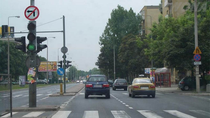 Czy w widocznej sytuacji, w czasie nadawania tego sygnału świetlnego masz prawo skręcić w lewo na skrzyżowaniu?