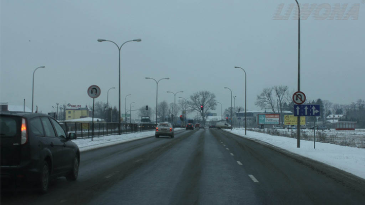 Czy w widocznej sytuacji masz prawo zawrócić na najbliższym skrzyżowaniu?