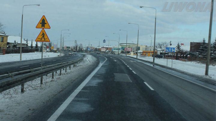 Czy w widocznej sytuacji znajdujesz się na drodze z pierwszeństwem?