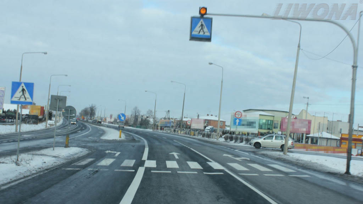 Czy w takim miejscu na drodze dopuszcza się wyprzedzanie pojazdu silnikowego?