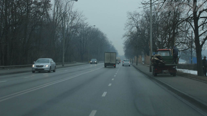 Czy w widocznej sytuacji znajdujesz się na drodze jednojezdniowej dwukierunkowej o czterech pasach ruchu?