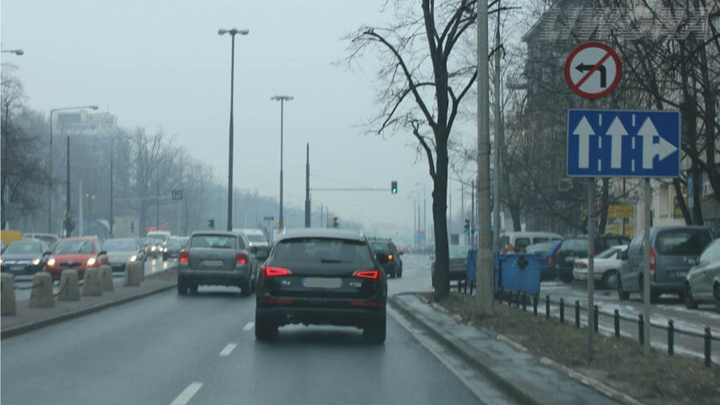 Który z wymienionych czynników, może być przyczyną ściągania samochodu w lewą stronę?