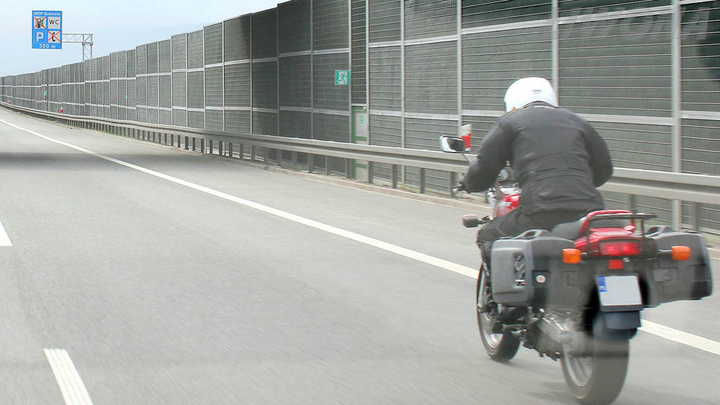 Jaki odstęp należy zachować wyprzedzając motocyklistę?