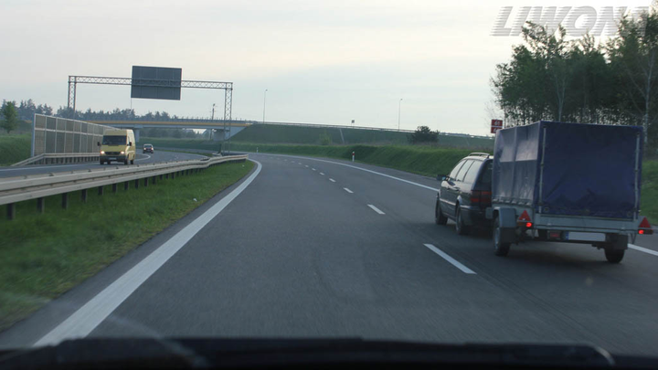 W jaki sposób powinieneś przewozić ładunek w przyczepie ciągniętej przez samochód osobowy?