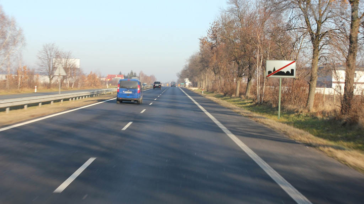 Kierujesz samochodem osobowym. Z jaką maksymalnie dopuszczalną prędkością, masz prawo poruszać się na tej drodze za tym znakiem?