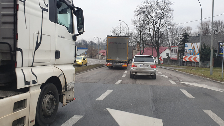 Czy kierujący ma obowiązek stosować tzw. "jazdę na suwak",  gdy nie ma znacznego zmniejszenia prędkości ?