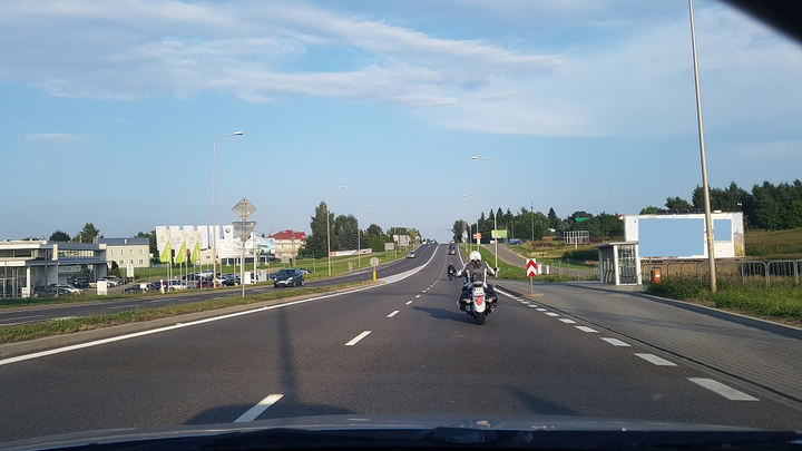 Jaki odstęp od poprzedzającego pojazdu należy zachować kierując samochodem osobowym tą drogą?