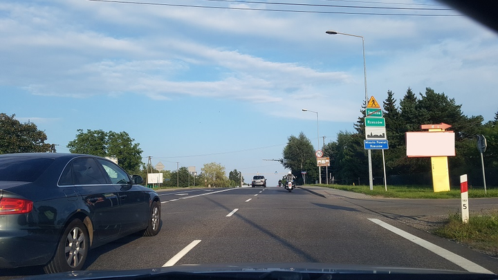 Z jaką dopuszczalną prędkością kierującemu autobusem wolno kontynuować jazdę za tym znakiem zakazu?