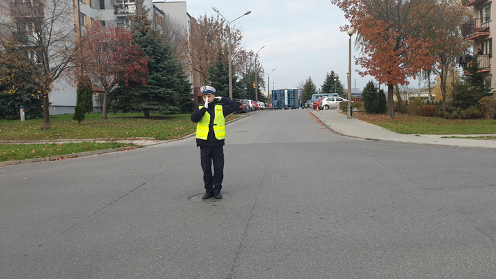 Czy możesz wjechać na skrzyżowanie widząc policjanta stojącego w takiej pozycji?