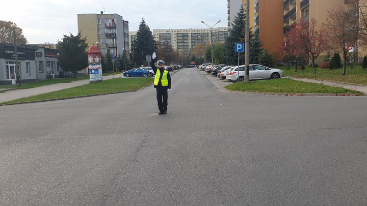 Czy będziesz miał za chwilę możliwość wjazdu na skrzyżowanie, jeżeli widzisz tak stojącego policjanta?