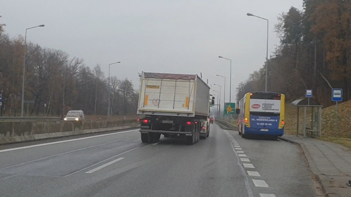 Znajdujesz się poza obszarem zabudowanym. Czy jesteś zobowiązany umożliwić kierującemu autobusem włączenie się do ruchu?